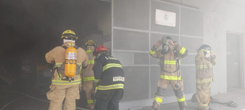 INCENDIO EN TIENDA DEPARTAMENTAL MOVILIZA A CUERPOS DE EMERGENCIA