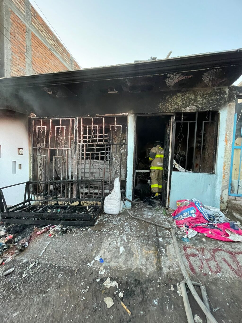 RESCATAN BOMBEROS A FAMILIA Y MASCOTAS DURANTE INCENDIO EN EL ORIENTE DE LA CIUDAD