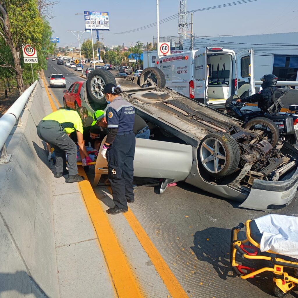 Mujer sufrió lesiones de consideración tras accidente automovilístico en el puente de Parras