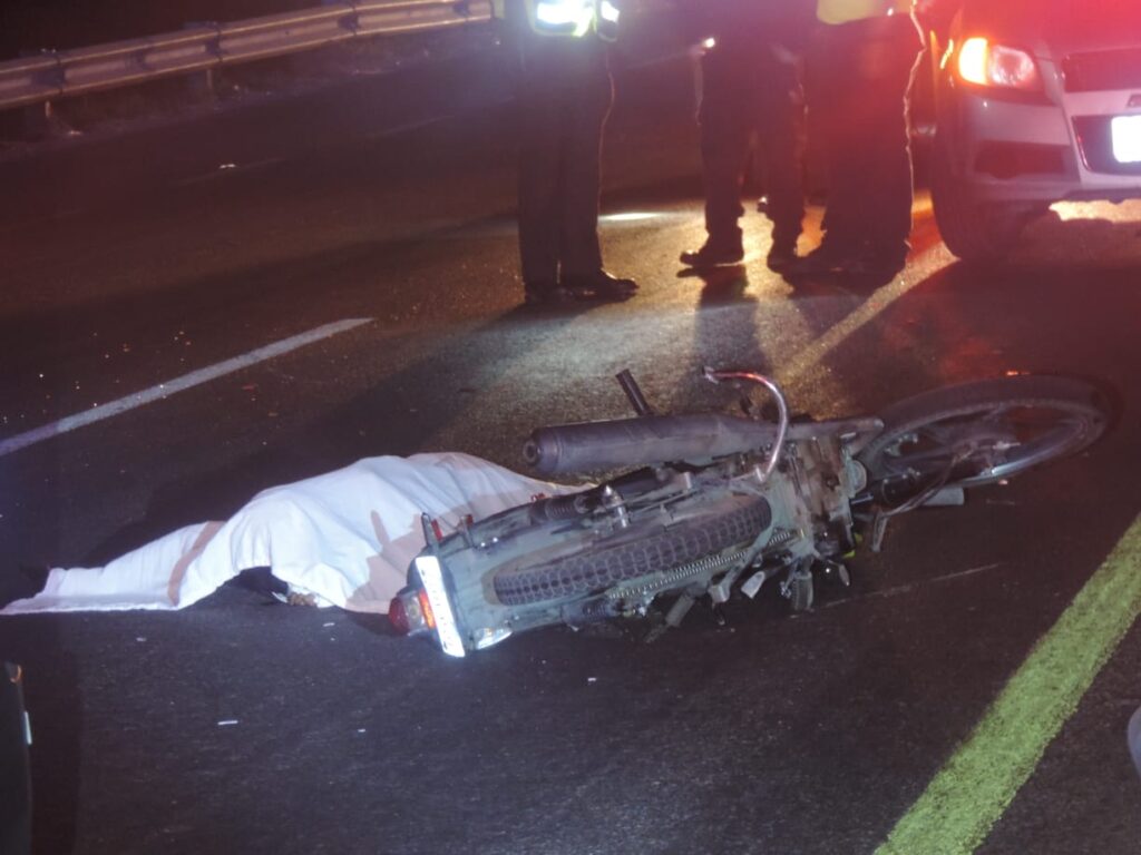 MUERE MOTOCICLISTA TRAS SER EMBESTIDO EN LA 45 NORTE; RESPOSABLE SE DIO A LA FUGA