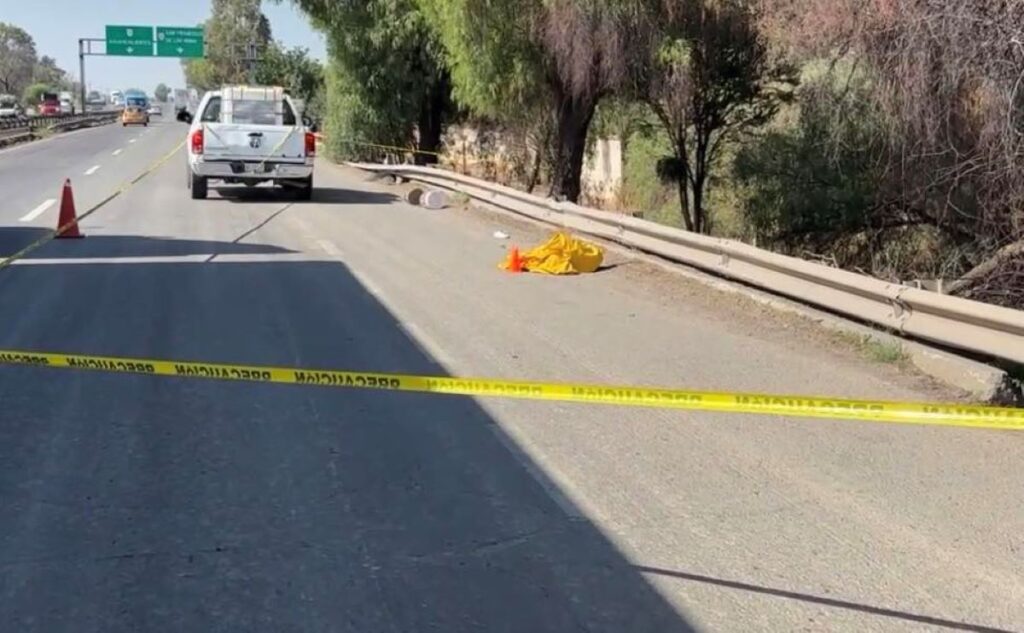 Hombre y mujer ciclistas murieron embestidos por un trailero en Pabellón de Arteaga