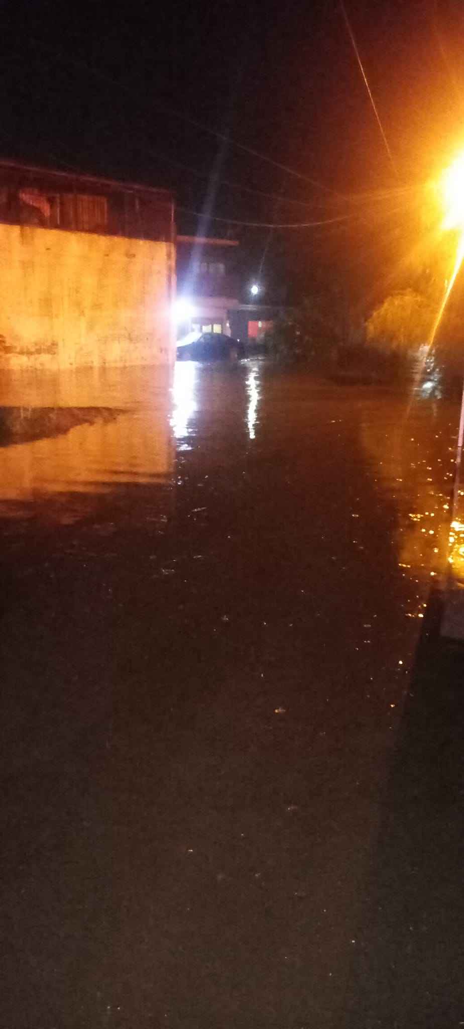 SE DESBORDA UN RÍO EN PABELLÓN DE ARTEAGA; CASAS Y CALLES RESULTARON INUNDADAS