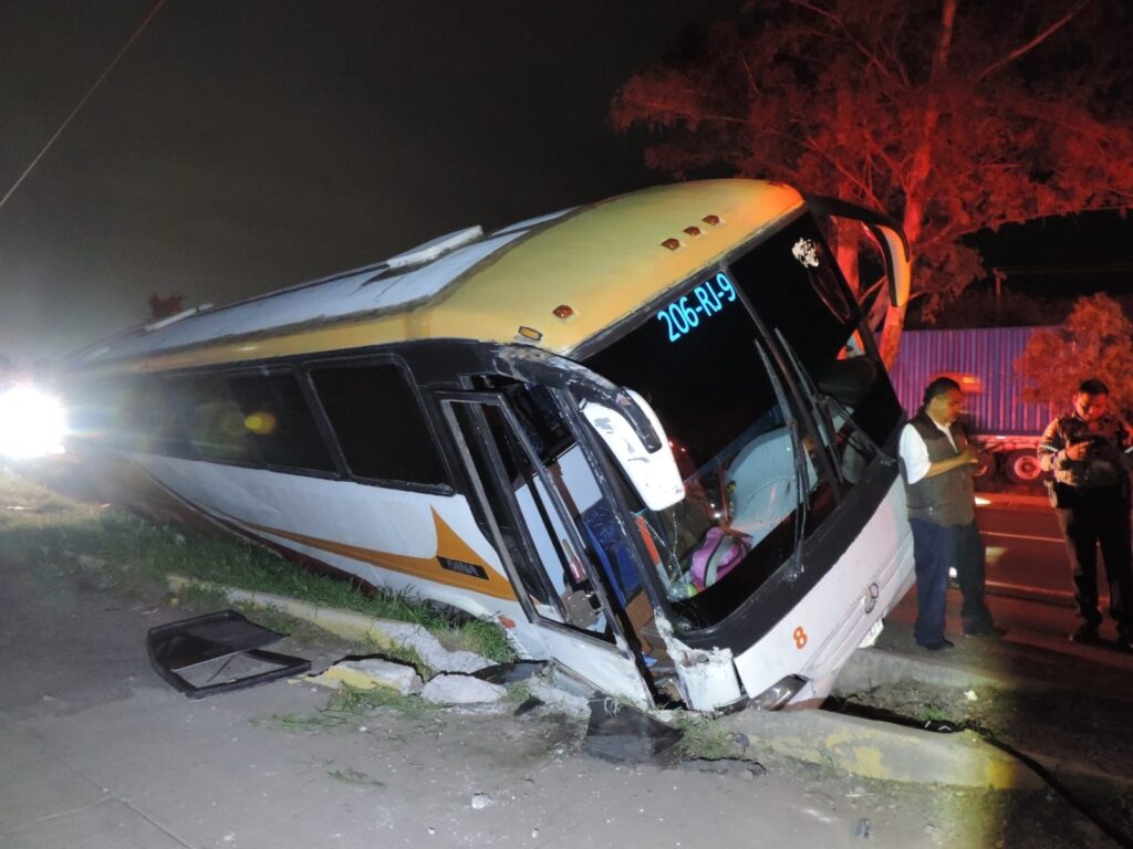 Trailero provoca accidente y huye; camión de pasajeros termina en una zanja y hay varios heridos