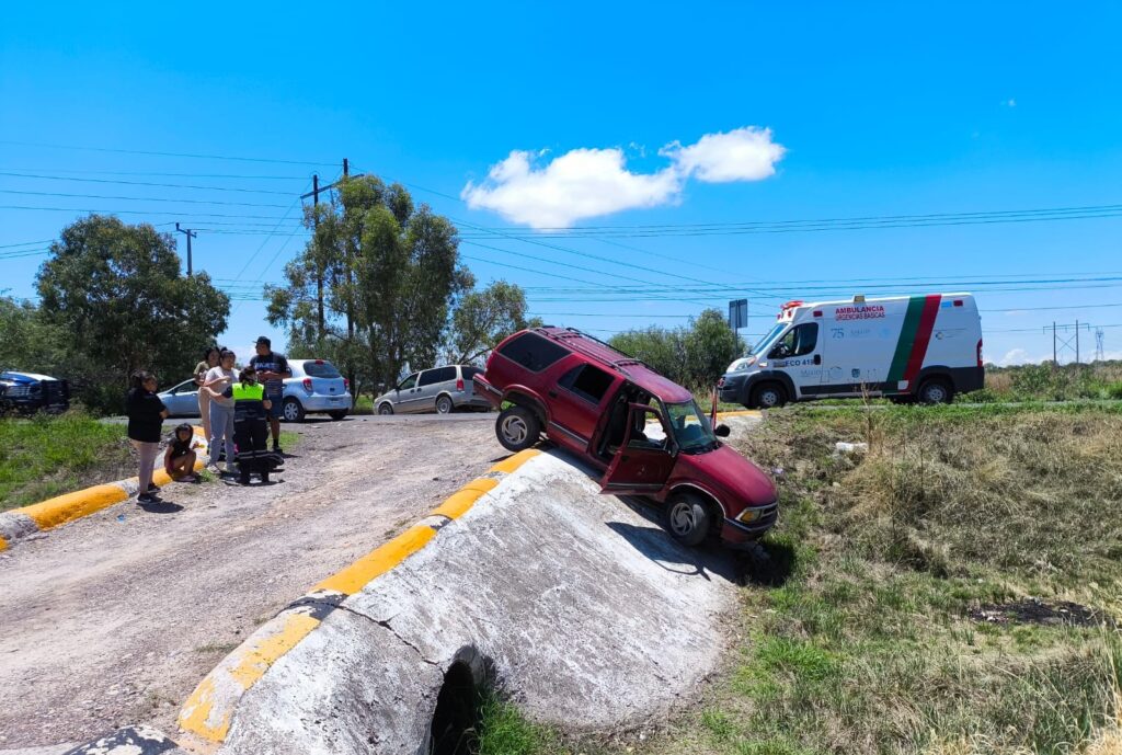 Vehículo invade carril contrario y choca camioneta con menores a bordo en El Llano