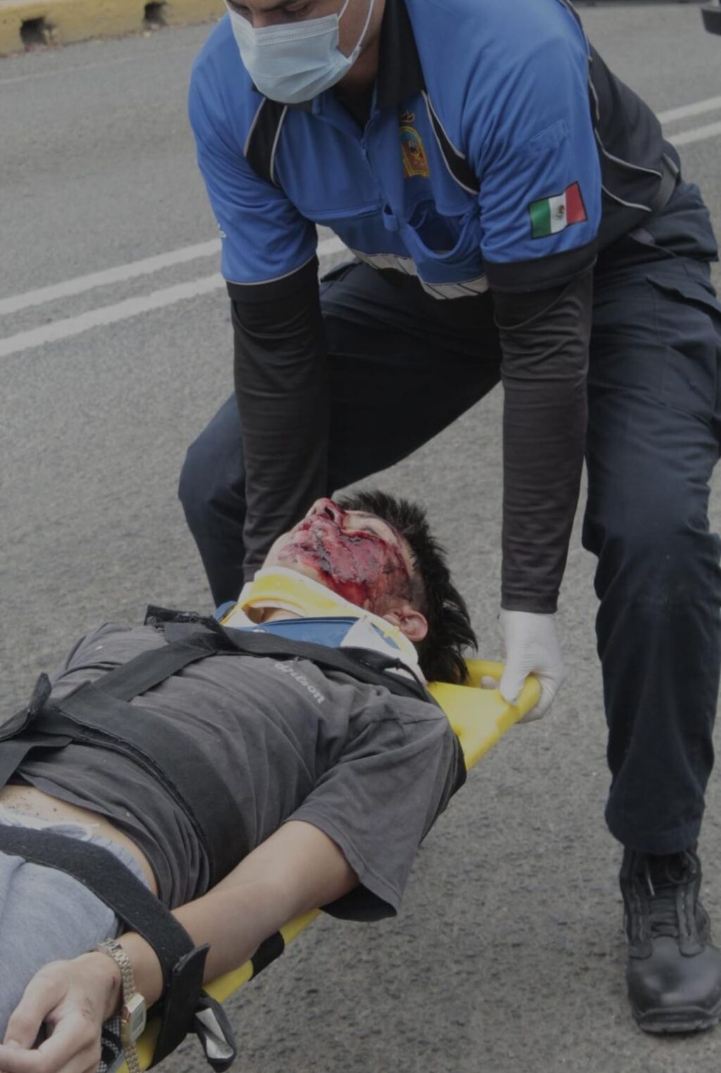 Se le sale la llanta y sufre aparatosa caída frente al Palacio de Justicia