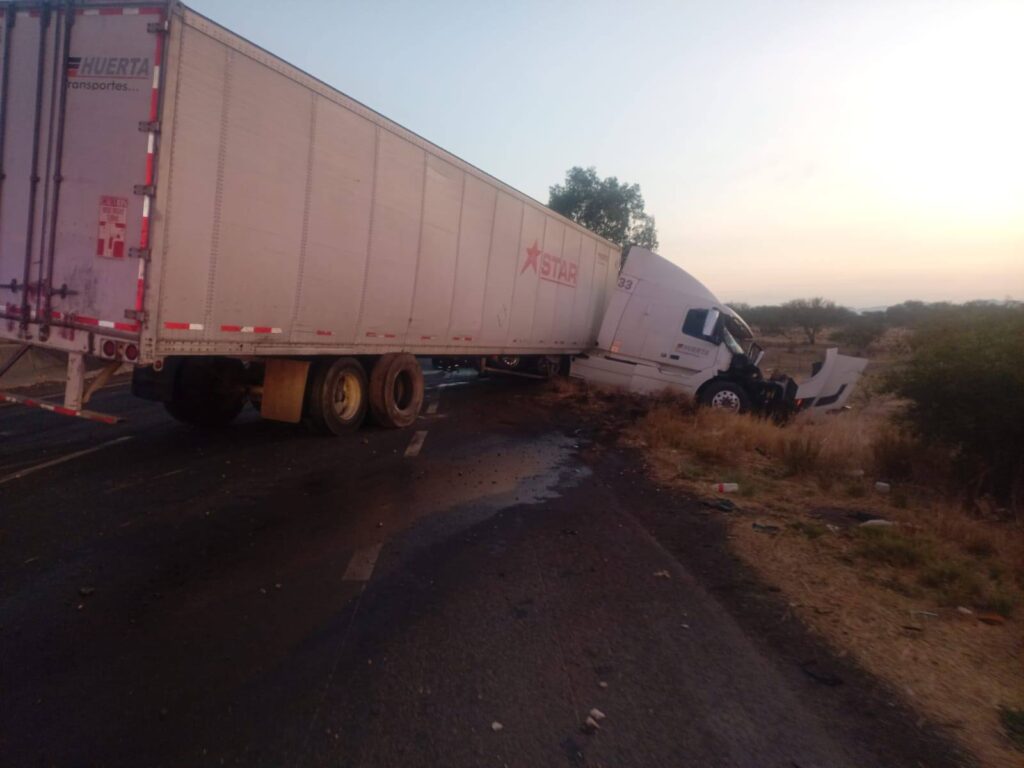 Trailero provocó accidente y desquició la circulación vehicular en la 45 Norte en Rincón de Romos