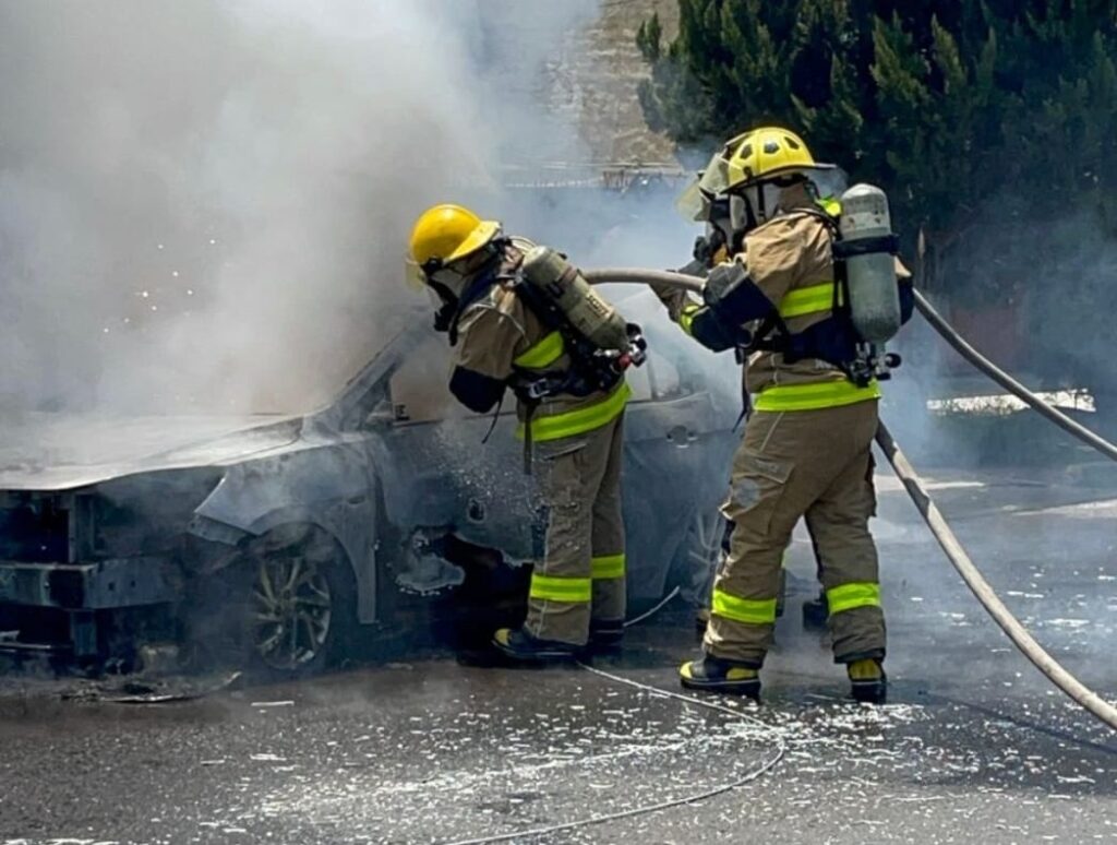 Bomberos municipales sofocaron incendio del auto del IV Centenario (galería de fotos)