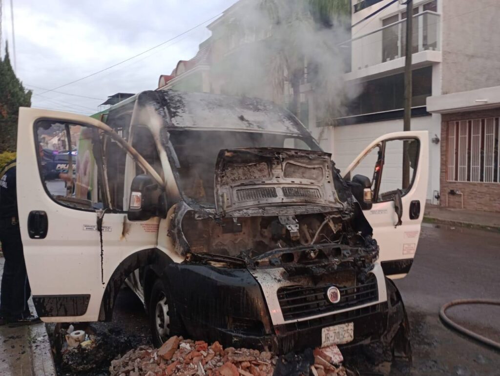 SE INCENDIA CAMIONETA REPARTIDORA DE PAN EN RINCÓN DE ROMOS