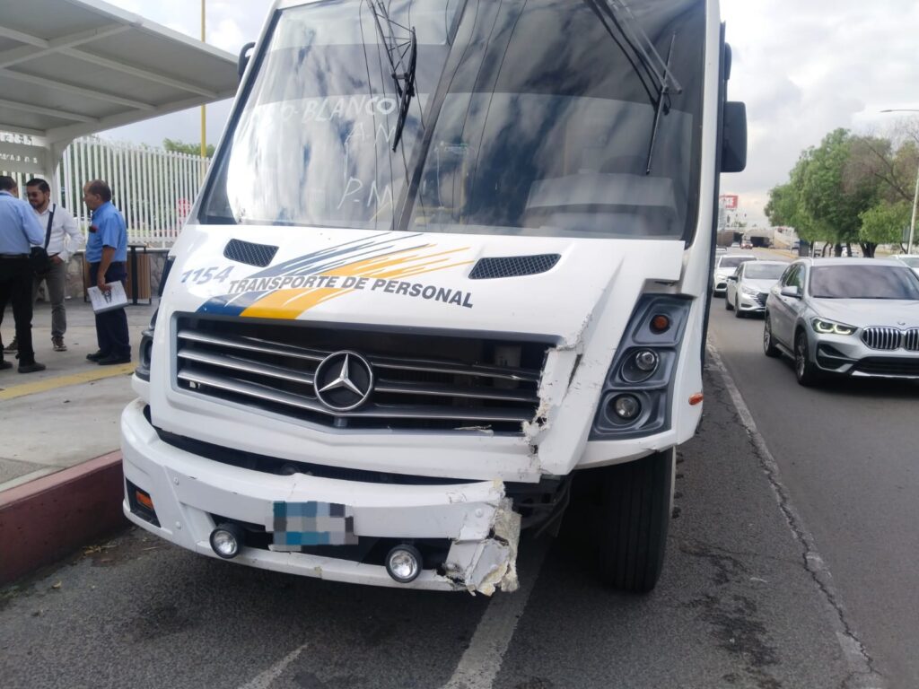 CAMIÓN SE LES VA ENCIMA A DOS AUTOS