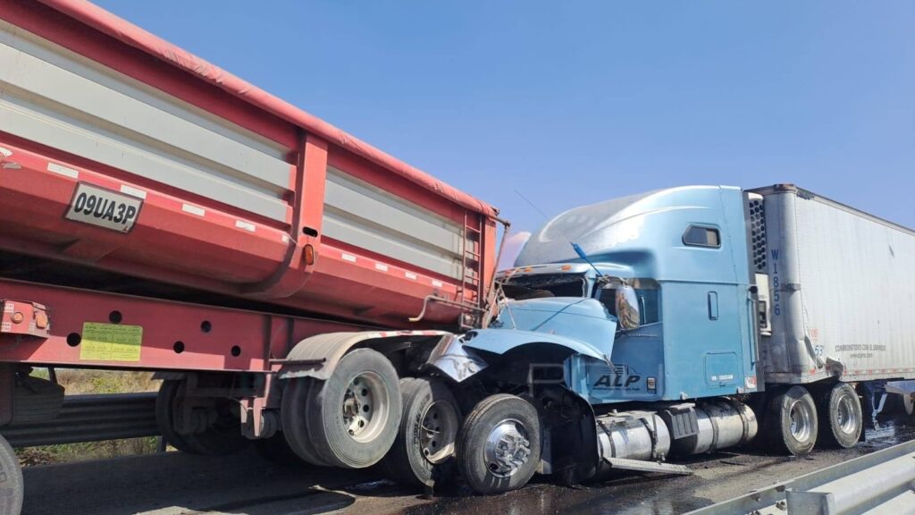 Dos tráileres y una camioneta protagonizaron aparatosa carambola en el libramiento norte