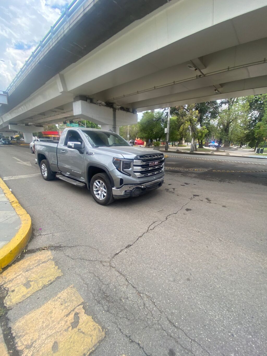 Camioneta se pasa la luz roja y choca contra vagoneta en la Alameda