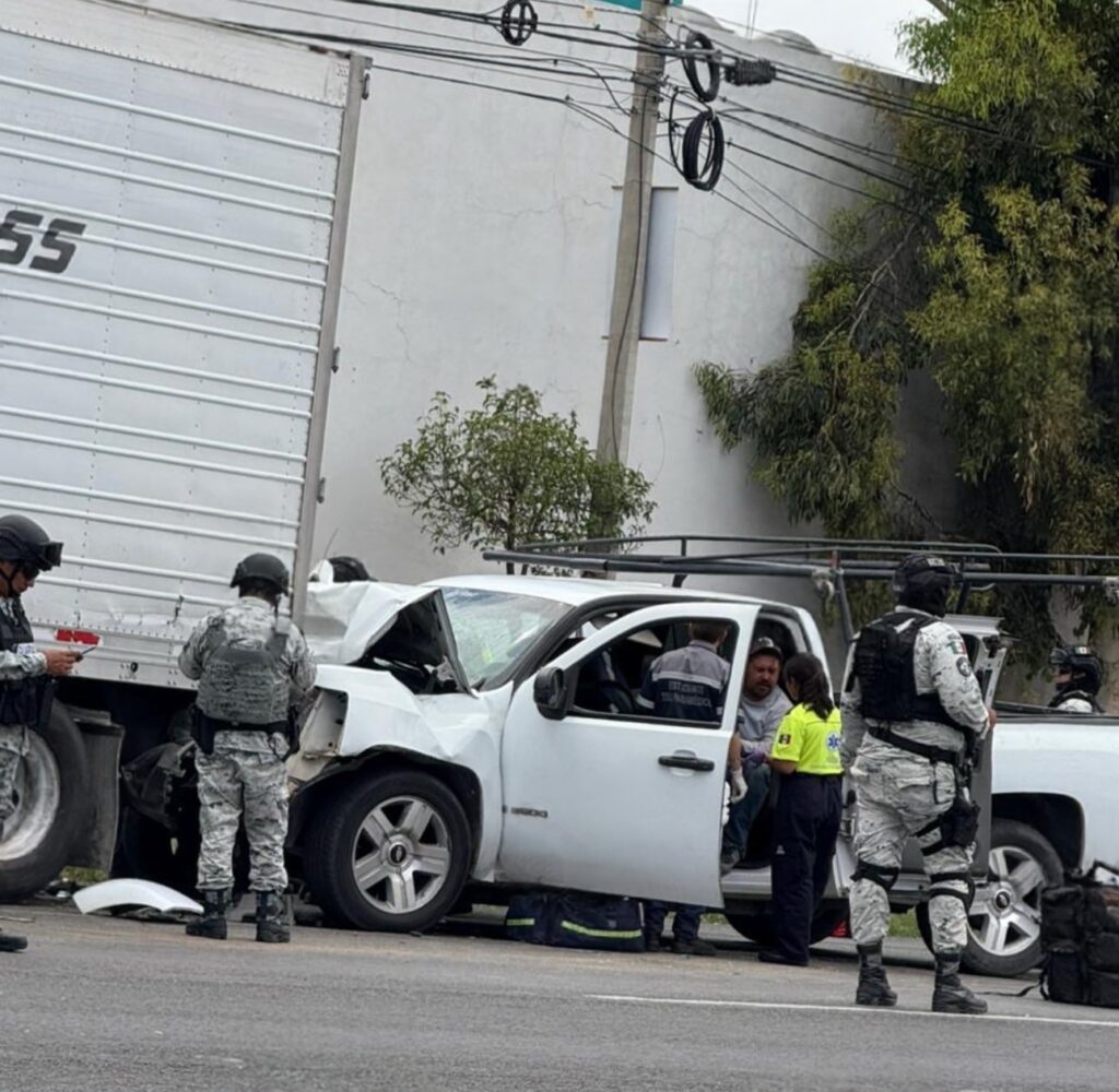 Camioneta se estrella contra tráiler en Jesús María; hay un herido
