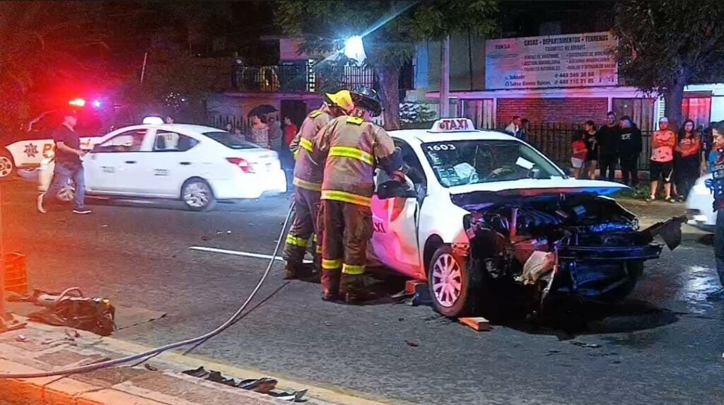 EBRIA MUJER PROVOCA APARATOSO ACCIDENTE; TRES PERSONAS QUEDARON PRENSADAS