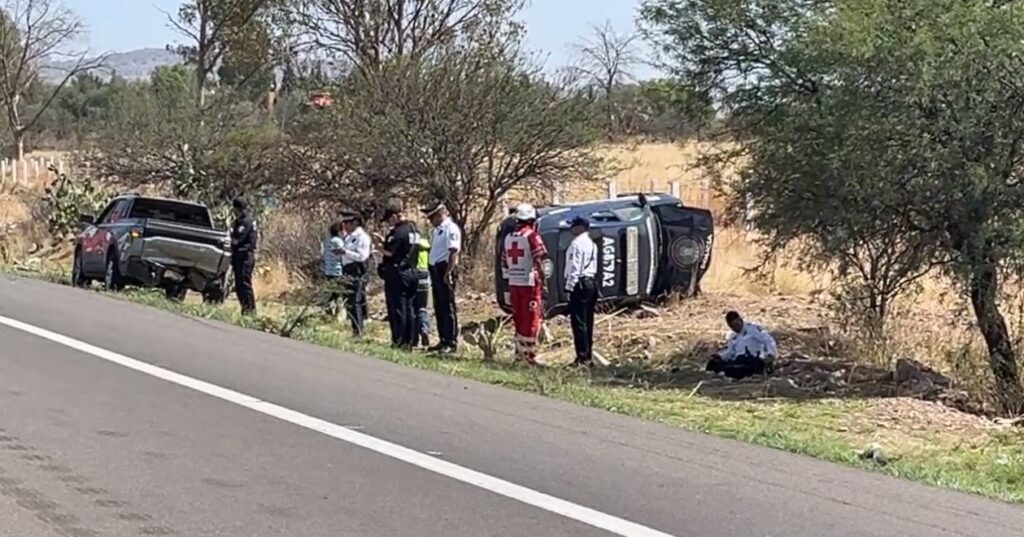 Patrulla de la Policía Estatal choca a una camioneta y se vuelca en el libramiento sur en Jesús María