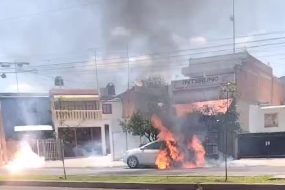 Corto circuito e incendio en una línea de la CFE desata el pánico entre vecinos del IV Centenario (videos)