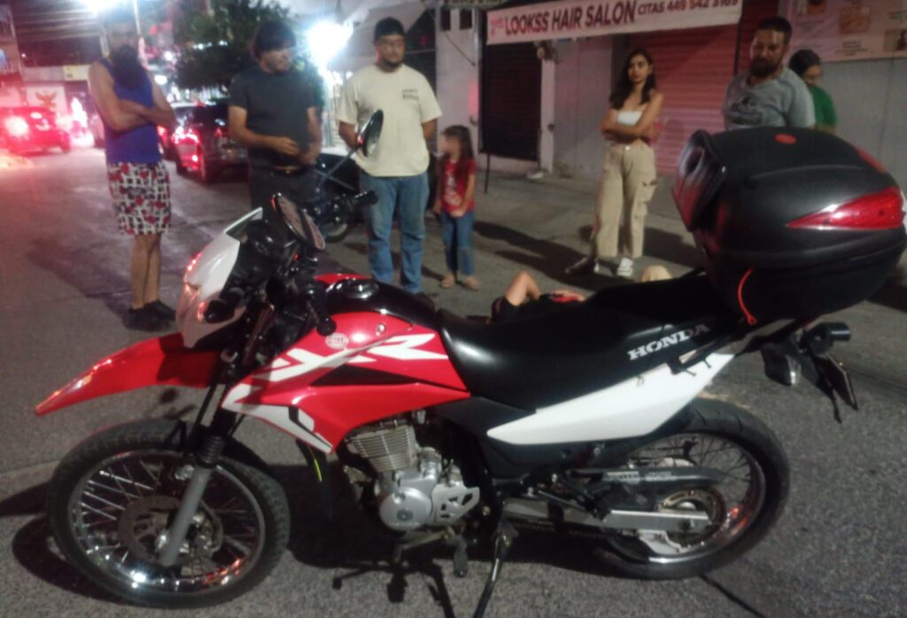 Choca auto en sentido contrario contra motocicleta en Haciendas de Aguascalientes