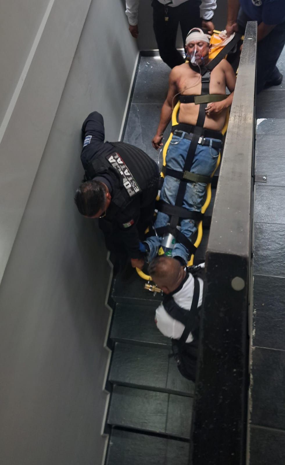 Pintor sufre descarga eléctrica y aparatosa caída en plaza comercial