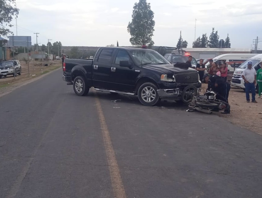 MENOR DE 9 AÑOS RESULTA HERIDO TRAS CHOCAR SU MOTO CONTRA UNA CAMIONETA