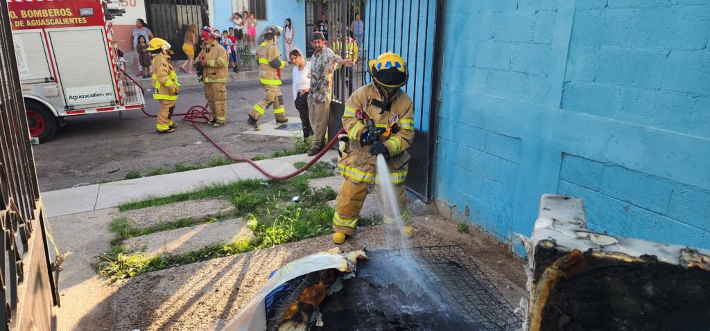 REPORTE DE INCENDIO EN RODOLFO LANDEROS, DEJA SOLO UN COLCHÓN CALCINADO