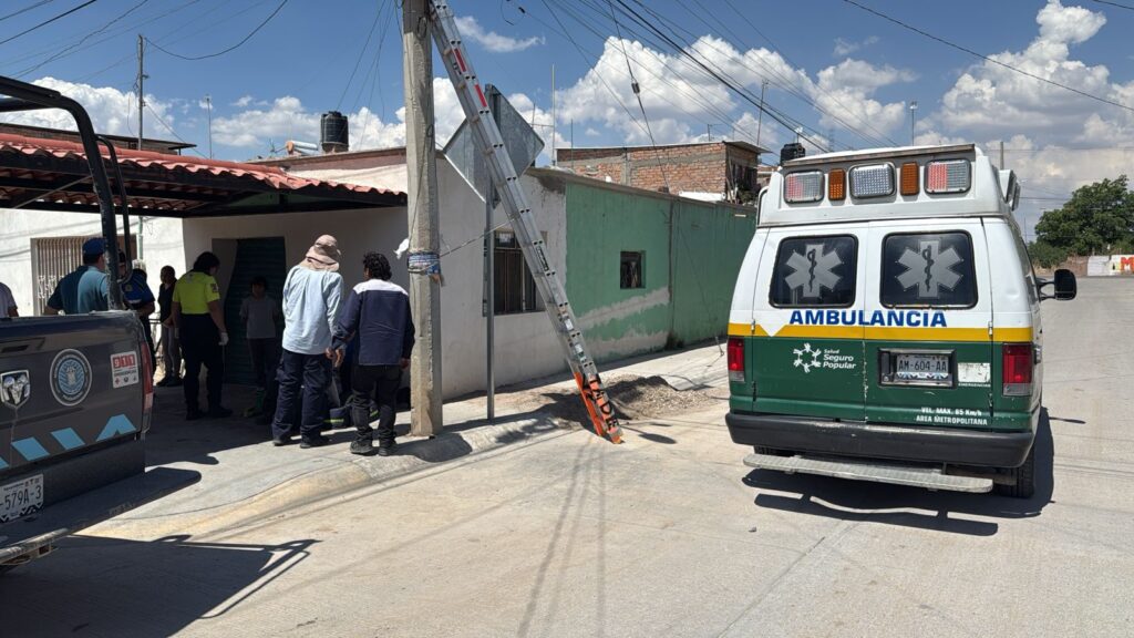 Accidente laboral en Asientos: empleado cae de una escalera y es hospitalizado