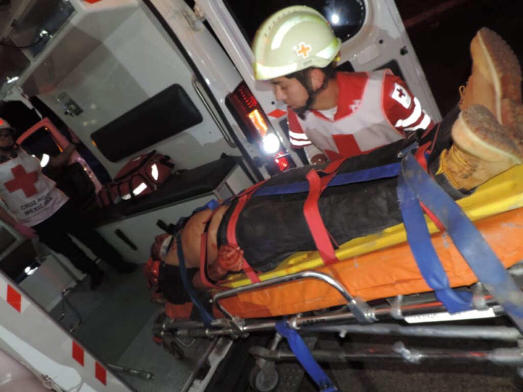 Automovilista sufrió lesiones graves tras protagonizar aparatoso accidente tipo choque-volcadura