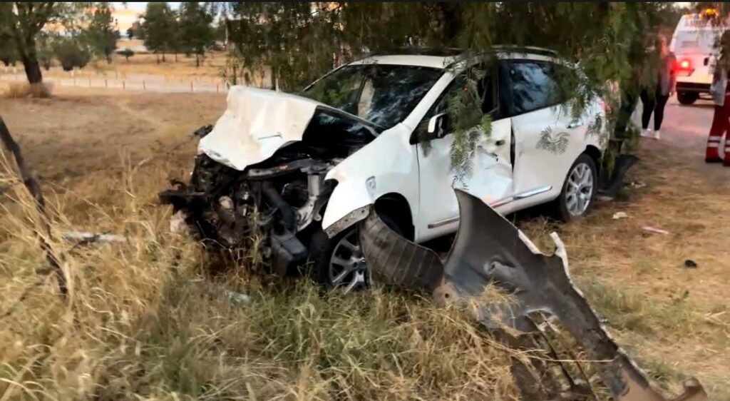 TRES HERIDOS ENTRE ELLOS UNA MUJER EMBARAZADA DEJA UN CHOQUE ENTRE DOS CAMIONETAS AL SUR
