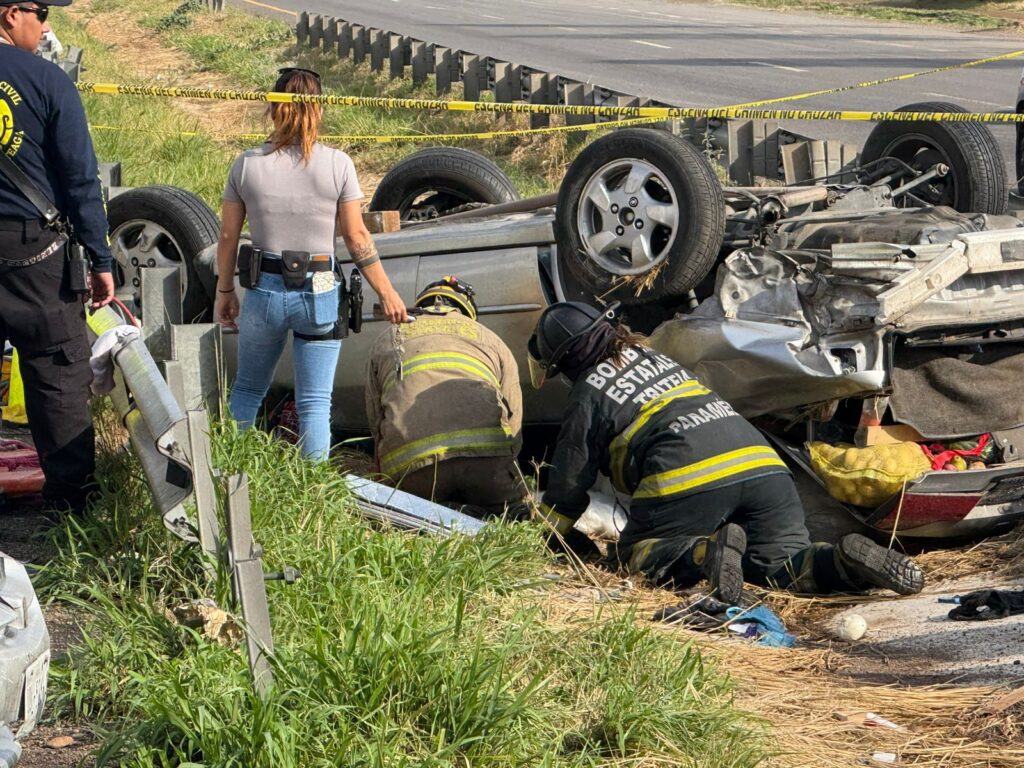 Tráiler provoca volcadura en la 45 Norte; una mujer murió y dos más resultaron heridas