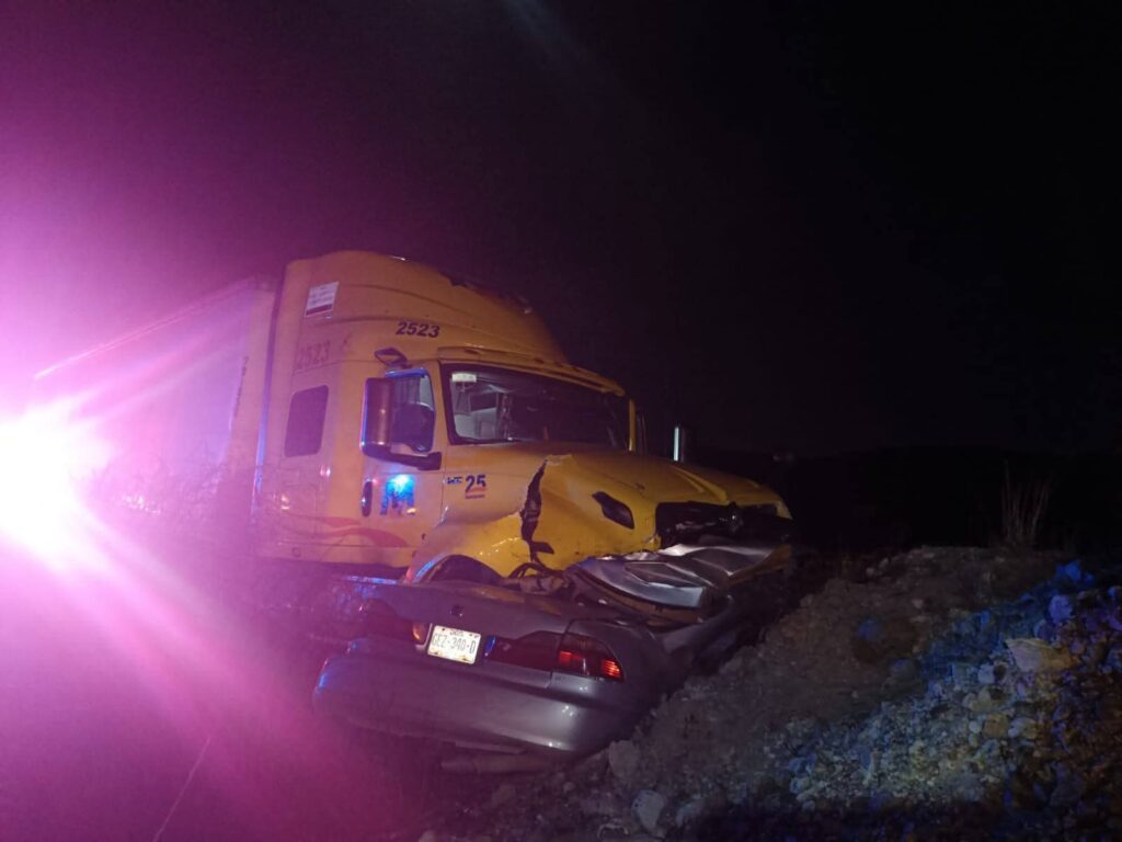 Dos hombres murieron en un auto embestido y prensado contra un barranco por un tráiler