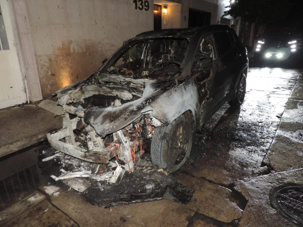 Dos sujetos arrojan bomba molotov a camioneta en la colonia España
