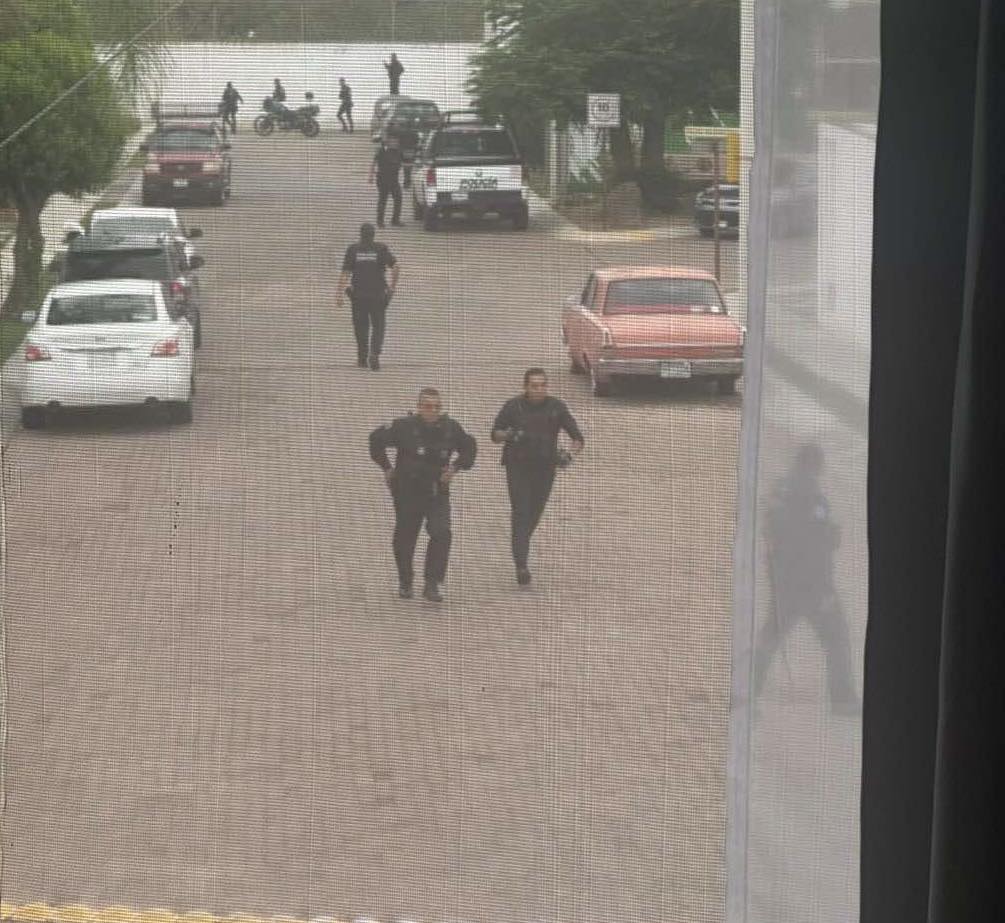 LADRONES HUYEN POR ALCANTARILLA… Y QUEDAN ATRAPADOS