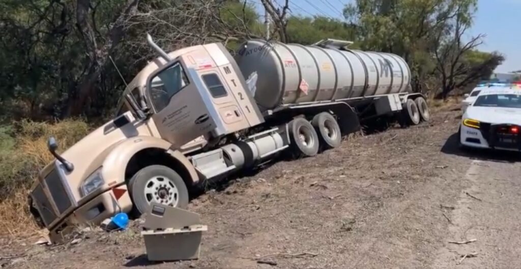 Chofer de tráiler resultó lesionado tras aparatoso accidente en la 45 Sur