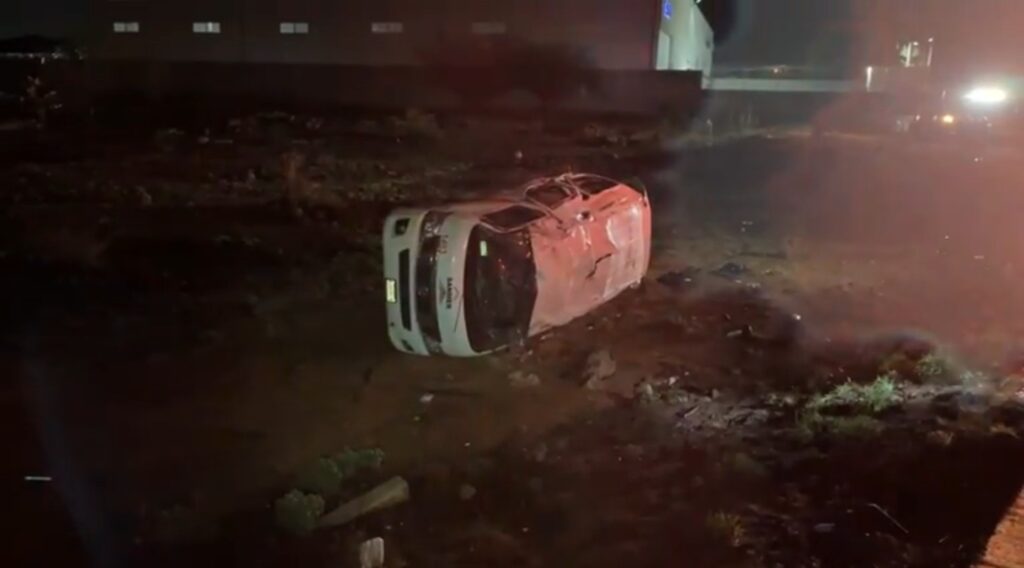 Volcadura de una combi de transporte de personal en la carretera 25 deja 5 personas lesionadas