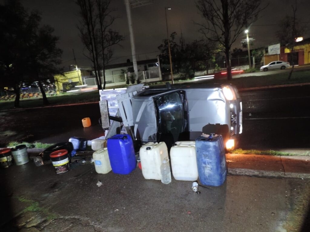 Ebrio vuelca su camioneta en la curva de la 14a Zona Militar