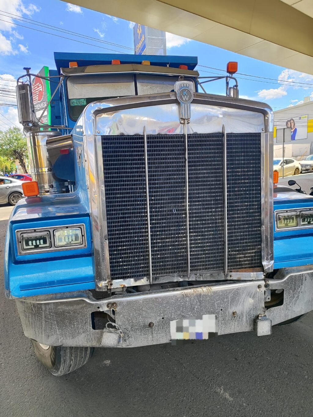 CAMIÓN DE VOLTEO EMBISTE A REPARTIDOR EN MOTO; LO DEJA LESIONADO