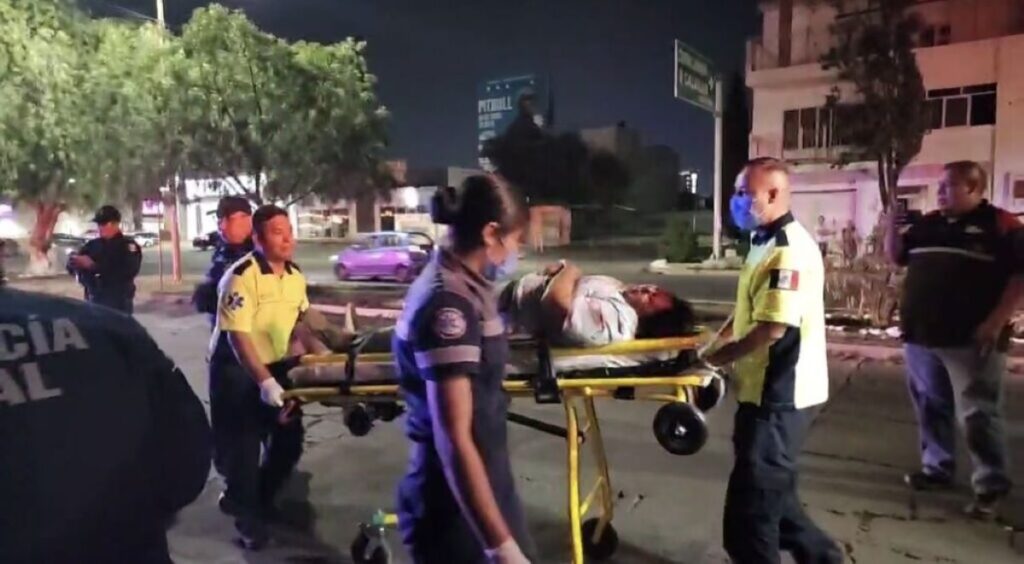 MUJER RESULTA ATROPELLADA Y CONDUCTORA SE ESTRELLA EN CONTENEDOR DE BASURA