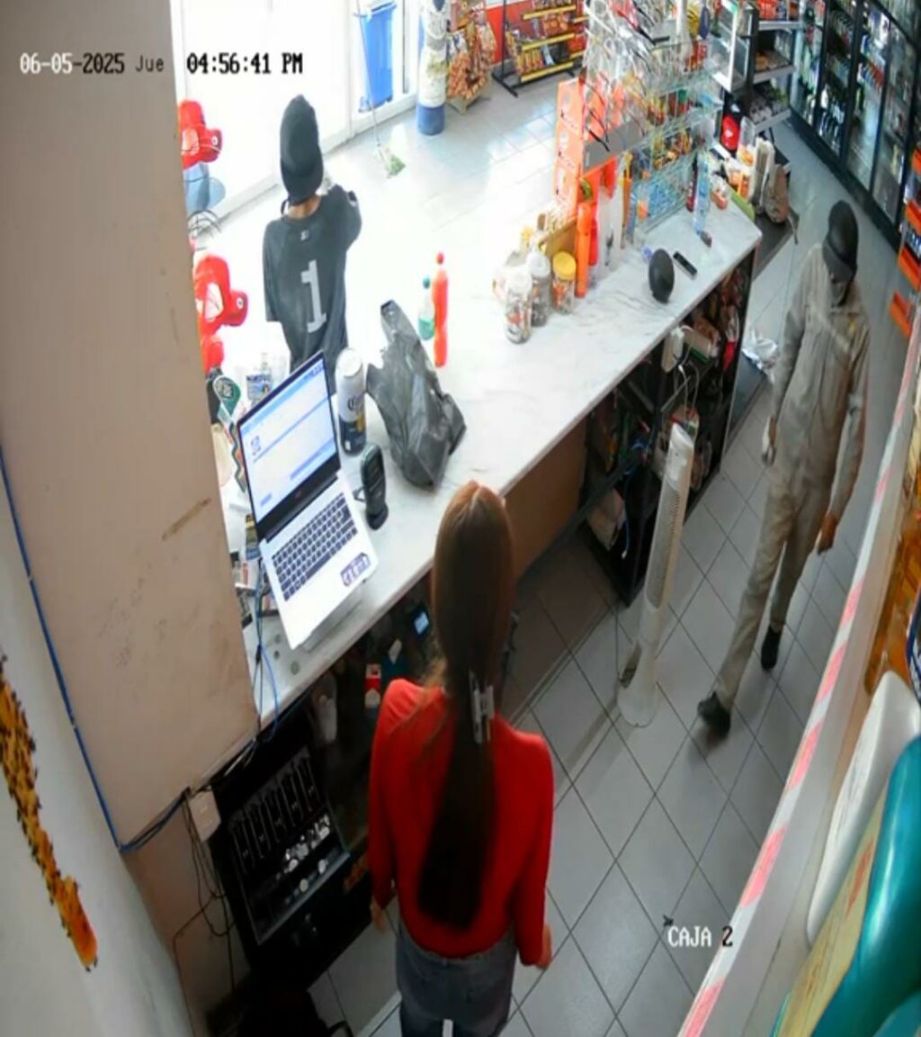 SUJETOS ARMADOS Y ENCAPUCHADOS ASALTAN VINATERIA EN LA 45 SUR