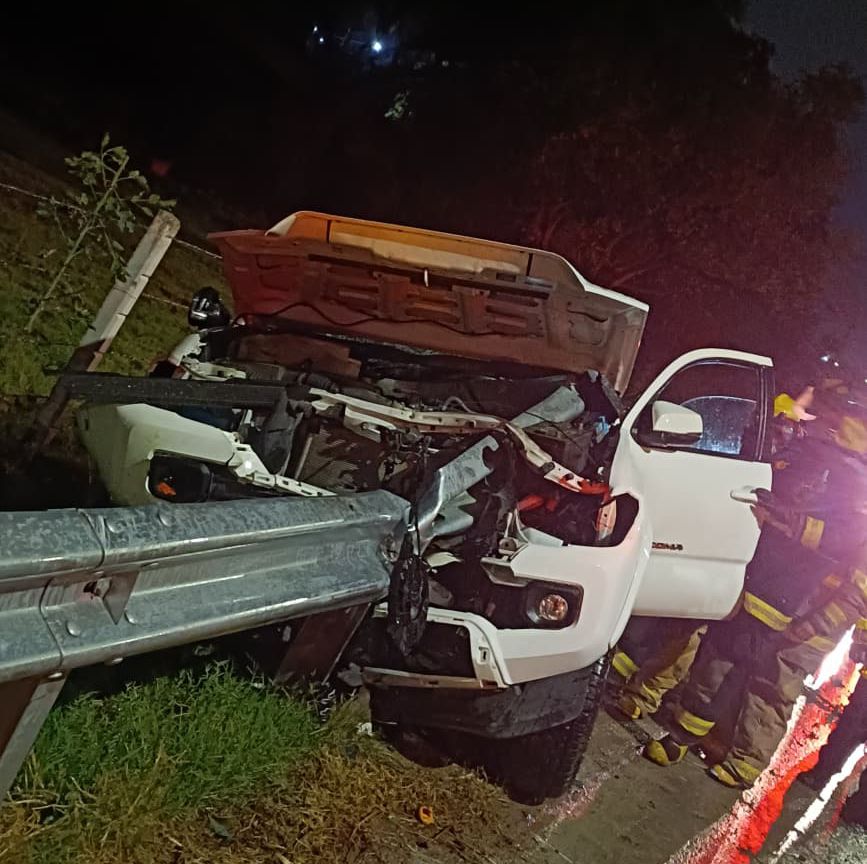 CONDUCTOR QUEDA PRENSADO LUEGO DE ESTRELLARSE CONTRA BARRA METÁLICA