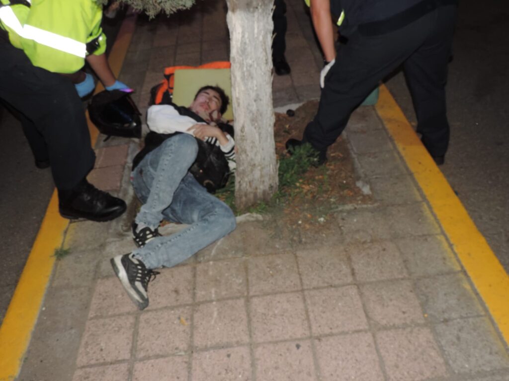 REPARTIDOR DE PLATAFORMA CHOCA CONTRA CAMELLÓN EN LAS AMÉRICAS; FUE HOSPITALIZADO DE EMERGENCIA