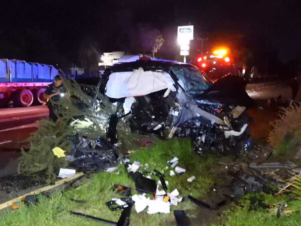 Conductor se estrella contra tráiler, camellón y palmera; queda atrapado entre los fierros