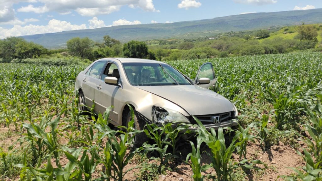 MUJER PIERDE EL CONTROL DE SU AUTO Y SE SALE DE LA CARRETERA EN CALVILLO