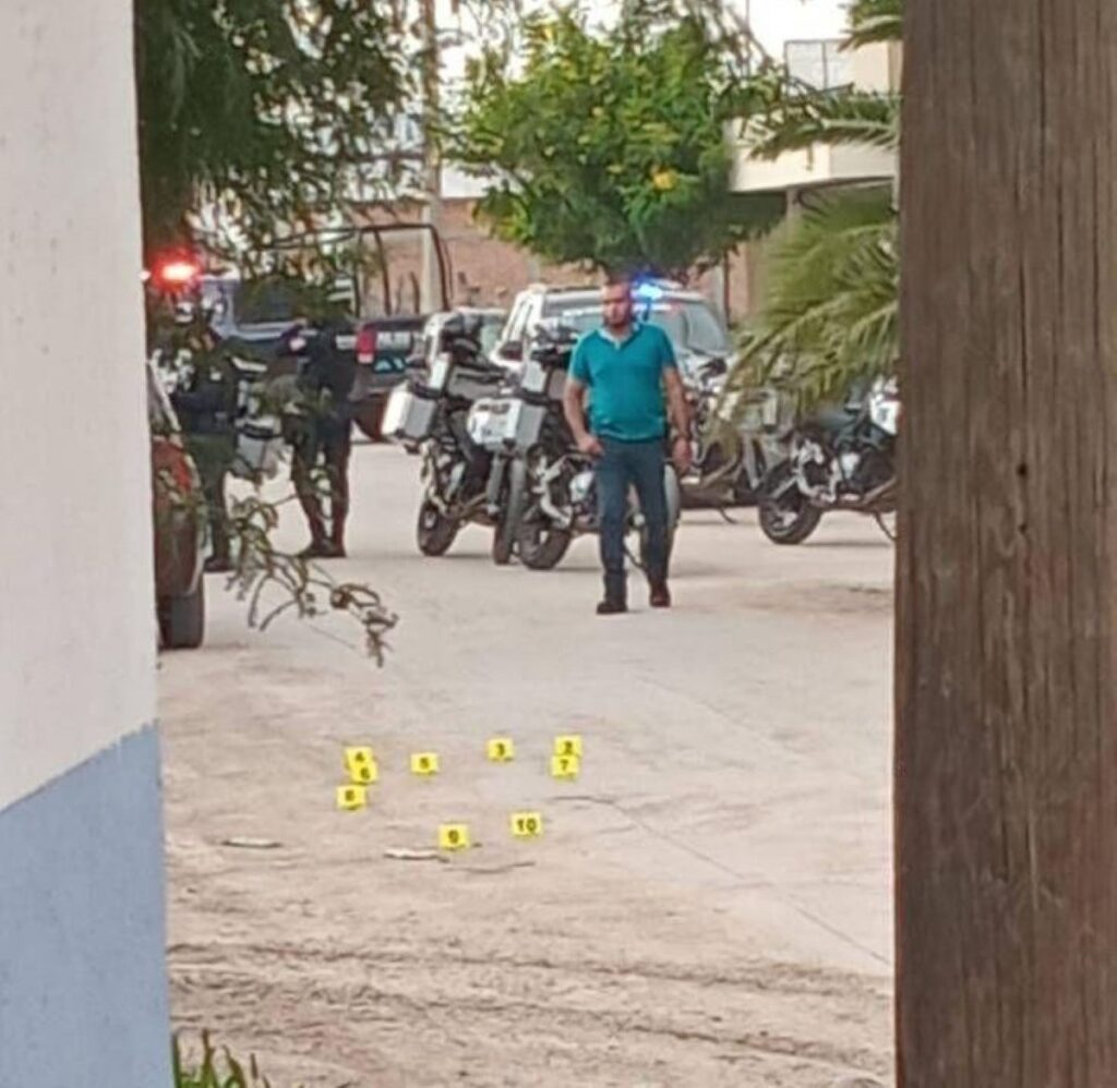 Dos sicarios en motocicleta balearon la fachada de una casa en Corral de Barrancos, en Jesús María