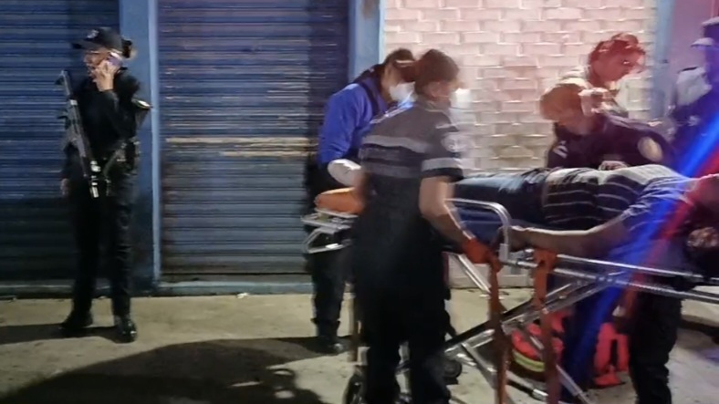 Intentó atropellar a su pareja tras descubrirla con otro hombre; fue detenido