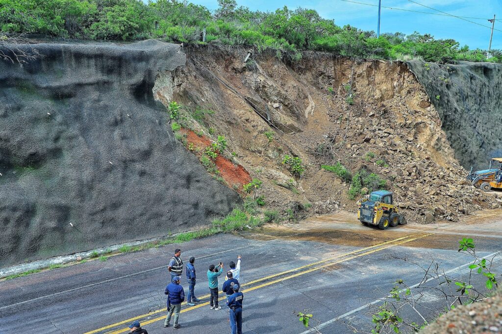 Derrumbe de cerro bloquea parcialmente la carretera 70 Poniente; no hubo personas lesionadas