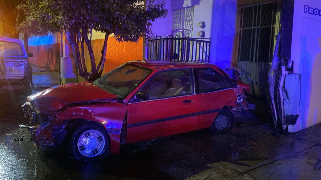 Conductor ebrio provoca múltiple choque y termina impactado contra una vivienda