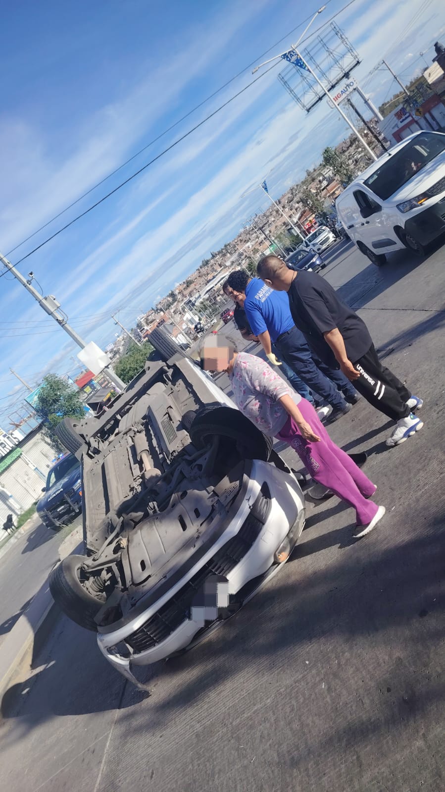 Ebrio conductor provoca choque y volcadura; mujer resulta herida