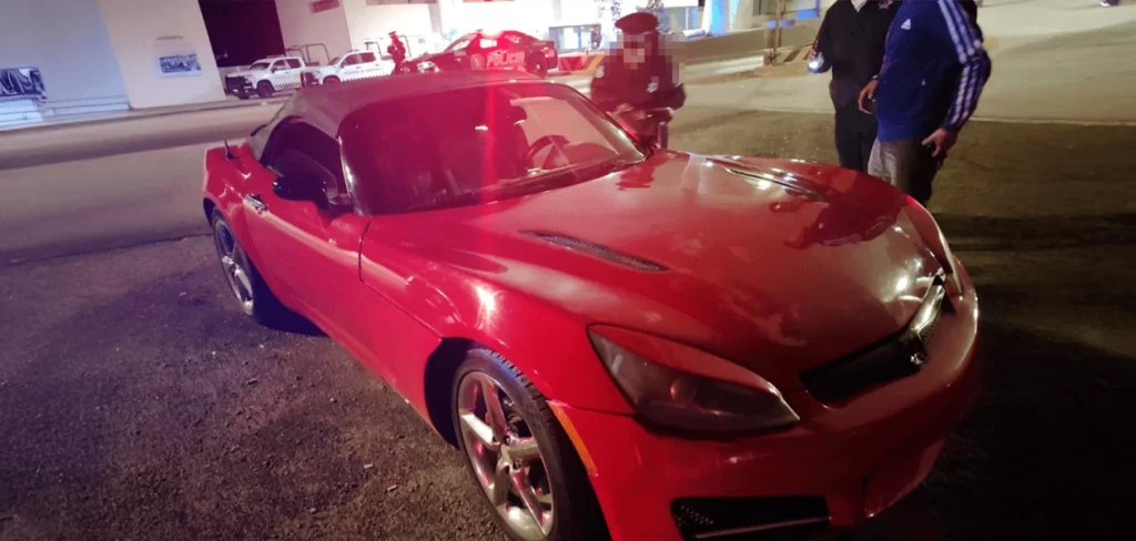 Detienen a pareja que intentó huir con auto deportivo adquirido de forma fraudulenta