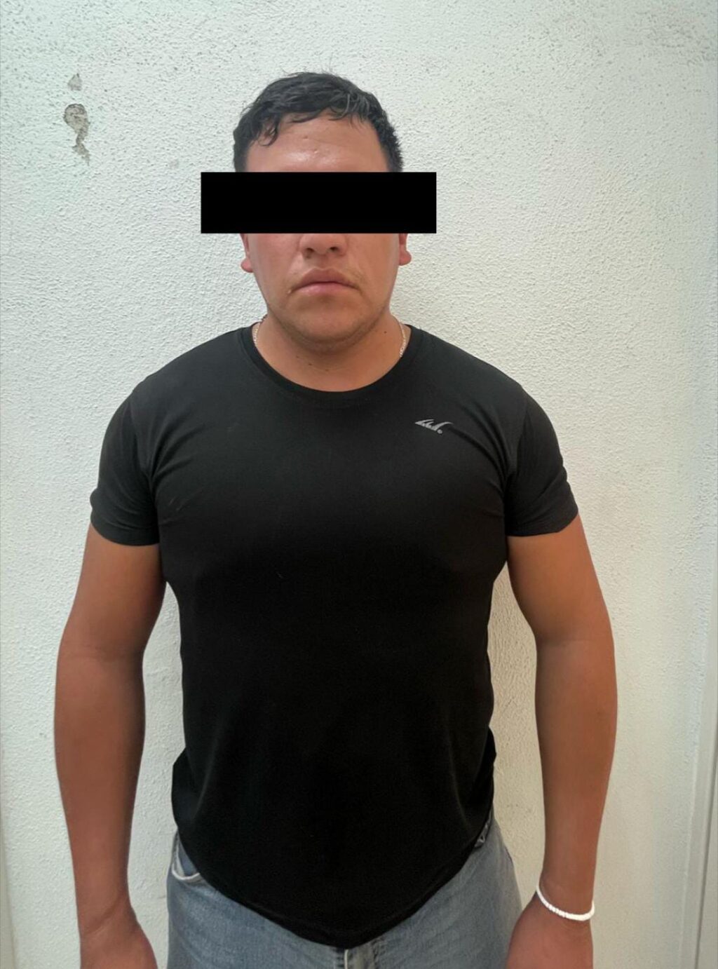 Cae degenerado sujeto que tomaba fotos íntimas en baño de gasolinera