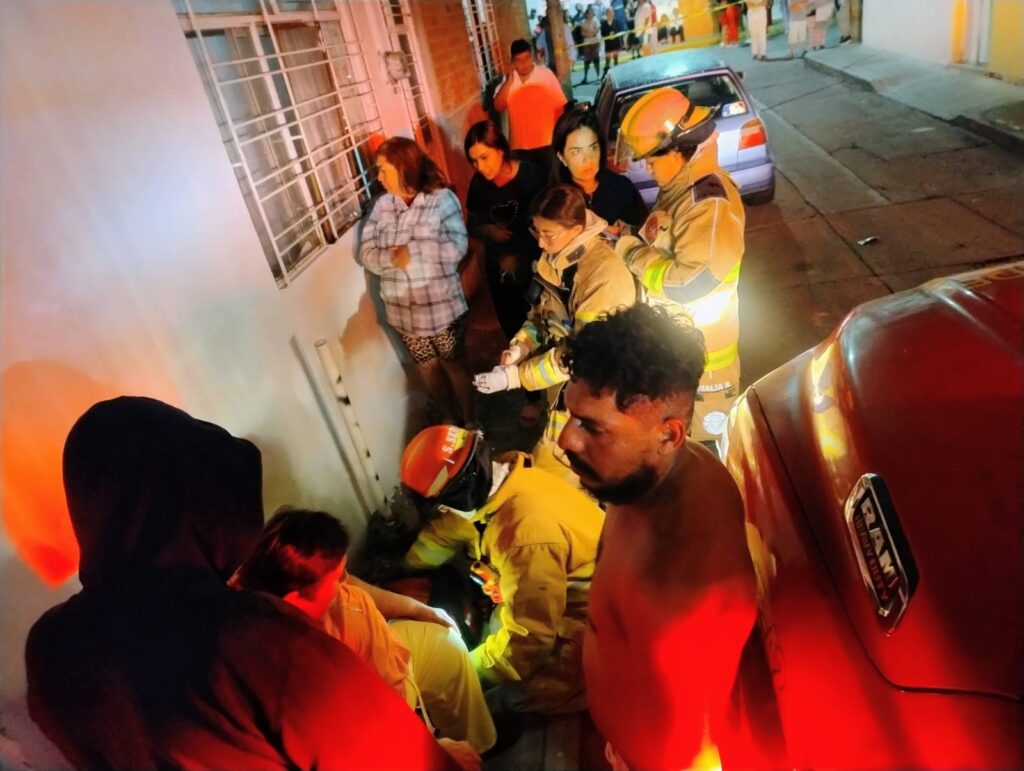 INCENDIO CONSUME VIVIENDA EN LA COLONIA DEL CARMEN; UNA MUJER FUE HOSPITALIZADA