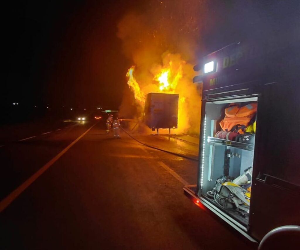 SE INCENDIA CAJA DE TRÁILER CARGADA DE ABARROTES EN EL LIBRAMIENTO SUR