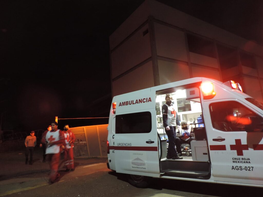 Hombre cae de tres metros en obra en construcción y se niega a recibir atención médica